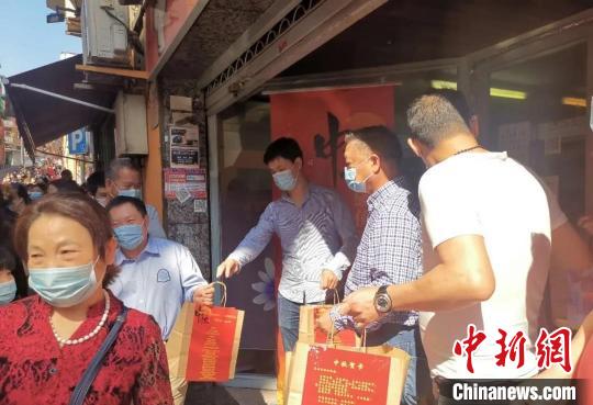 说明: 海外华侨华人收到月饼。 青田侨联 供图 摄